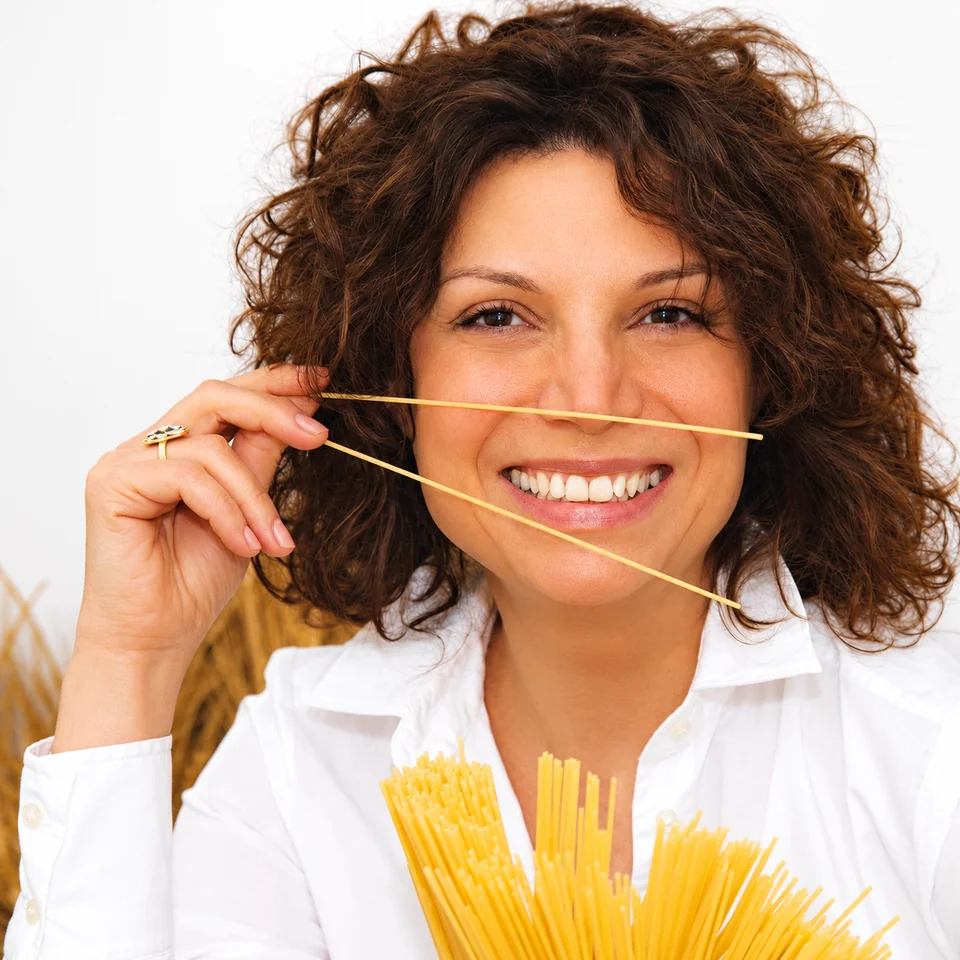 Donna sorridente con spaghetti Pasta Latini