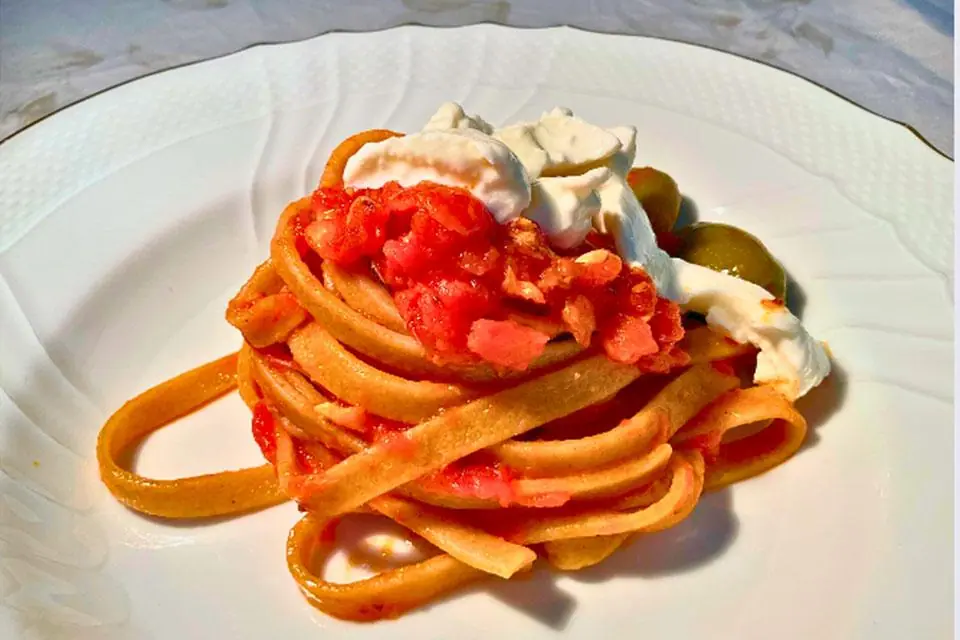 Concassé di pomodori freschi, olive verdi, burrata