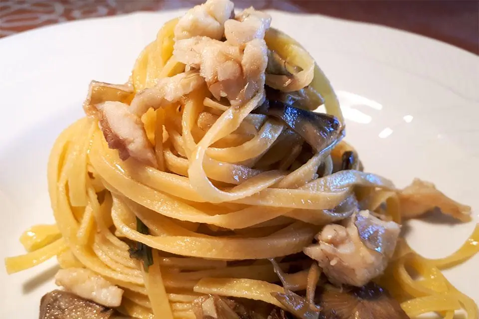Tagliolini all'uovo carciofi e coda di rospo in potacchio