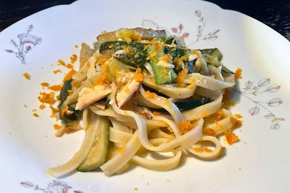 Fettuccine di semola, trota, zucchine e bottarga