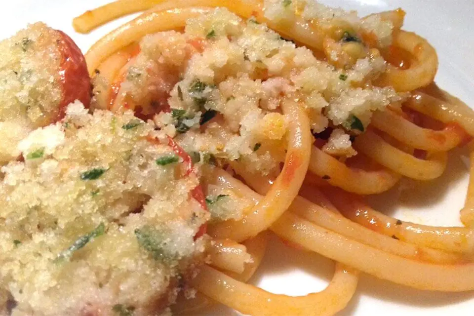 Bucatini di Casa Latini con acqua di pomodoro e pomodorini alla brace