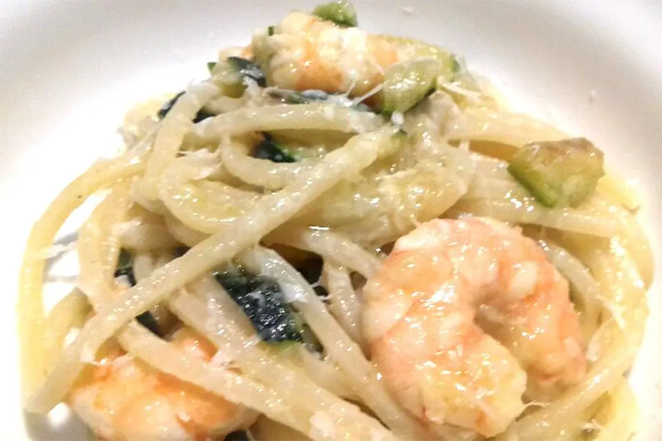 Chitarra, gamberi, zucchine e pecorino