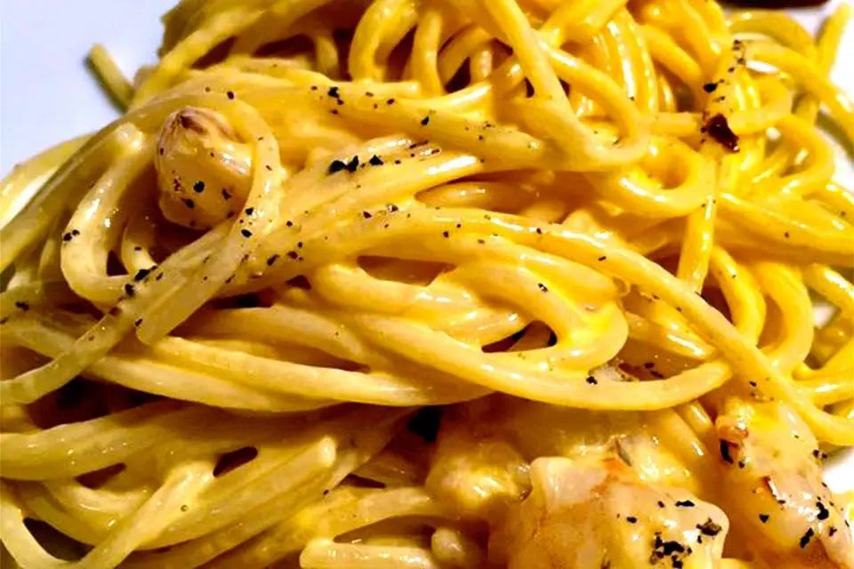 Francesco di Natale e la carbonara con gamberi e pancetta, Bologna