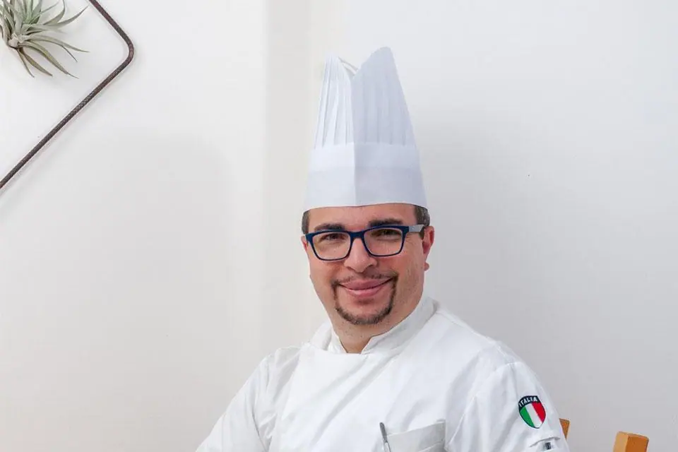Difficile che gli scappi un sorriso...
