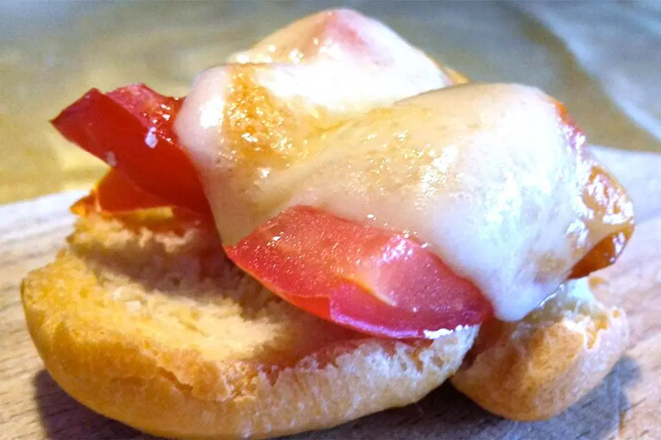 Rossella calda al forno con provolone piccante e pomodori rossi crudi