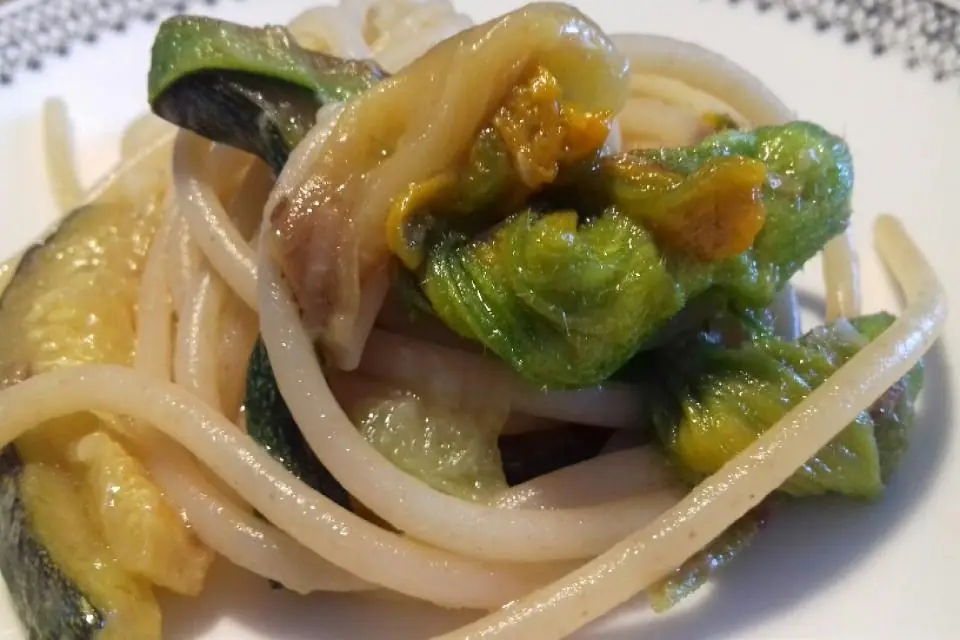 Casa Latini oggi: Spaghetti Cappelli Originale 1915, aglio di Nubia, peperoncino di mamma, zucchine dell'orto