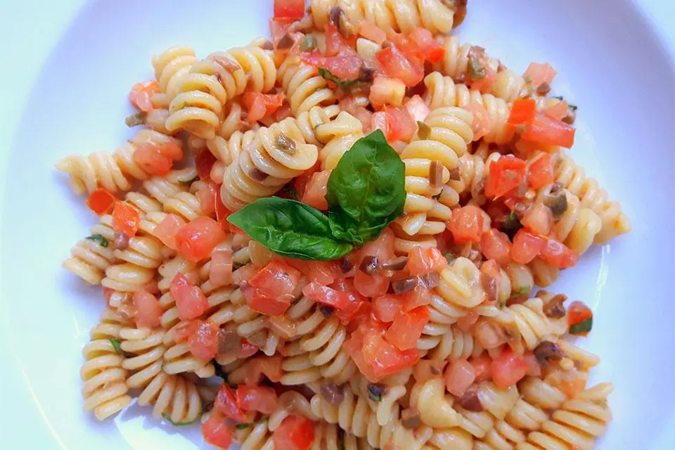 Fusilli freddi con pomodorini, capperi, olive e basilico, Oscar Mazzoleni e Fabio Lanceni
