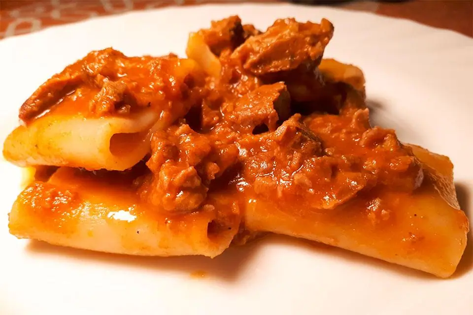 Giovedì mezzi paccheri al ragu?