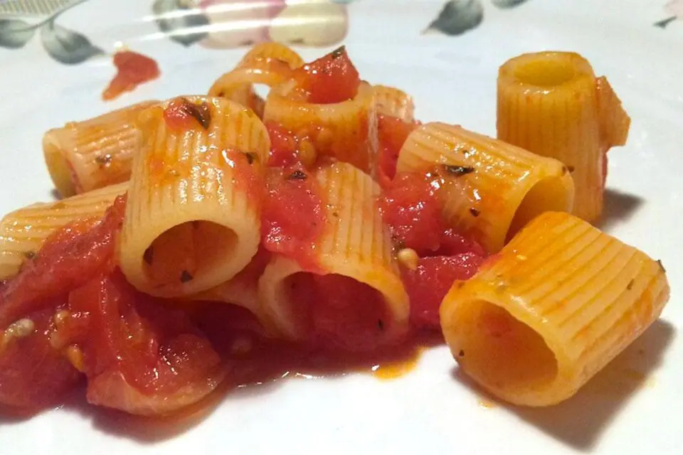 Da Casa Latini: mezzemaniche con pomodoro , basilico, menta e aglio di Nubia