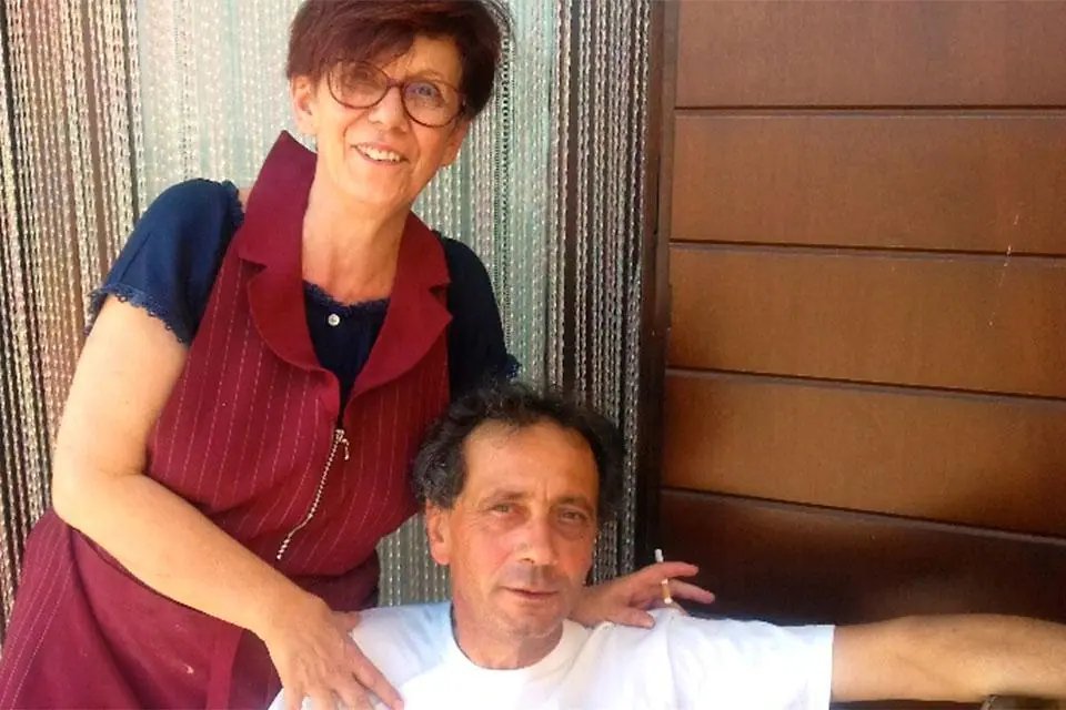 Vincenzo Gagliardini fa il cuoco nell'agriturismo delle Terre di Serrapetrona