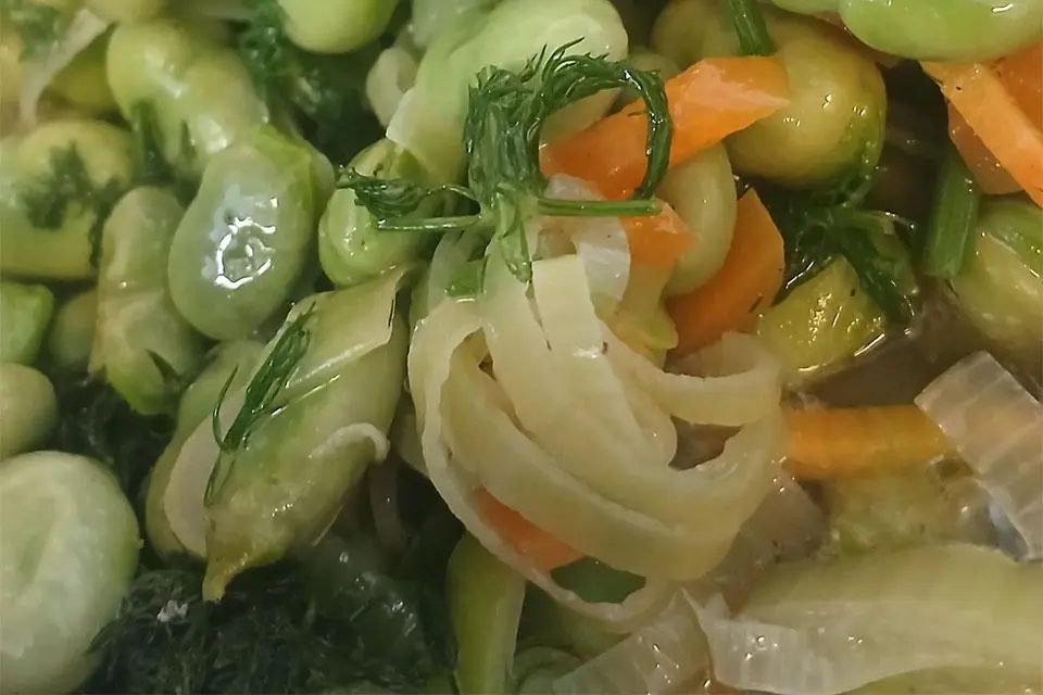 Fave, cipolla fresca e finocchietto