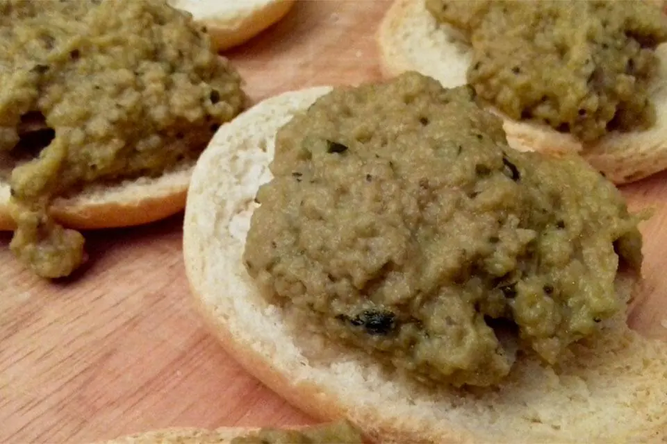 Bella la rossella con il caviale di melanzane
