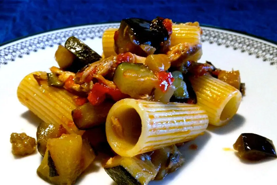 Dalle Ricette di Casa Latini rigatoni, ratatouille dell'orto e palamita