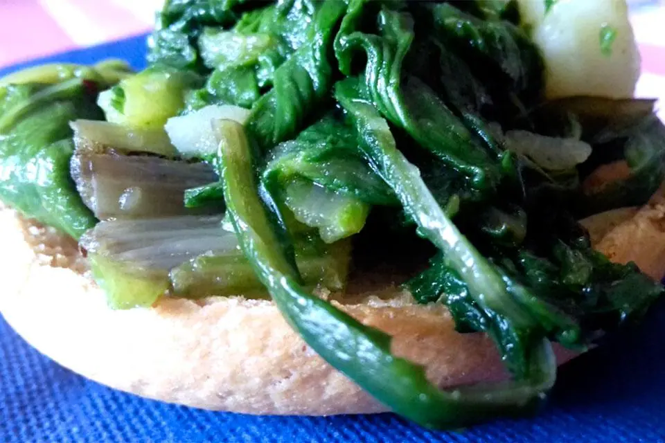 La Rossella con le verdure di campo strascicate, in dialetto locale, la 'cucina'