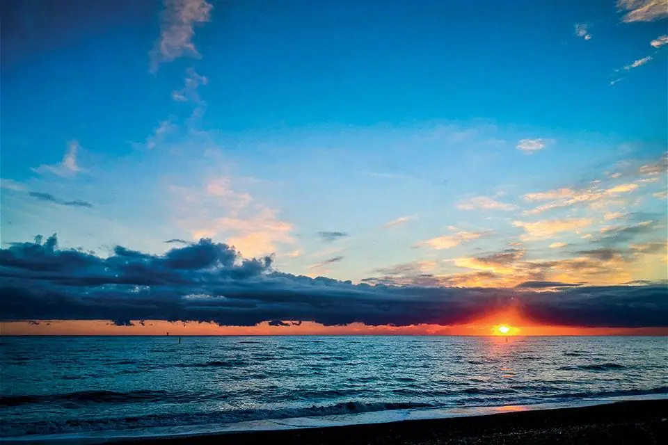 E' l'alba sulla Riviera delle Palme...