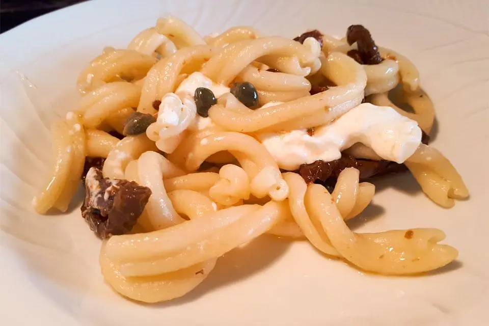 Caserecce con pomodorini secchi, capperi e burrata