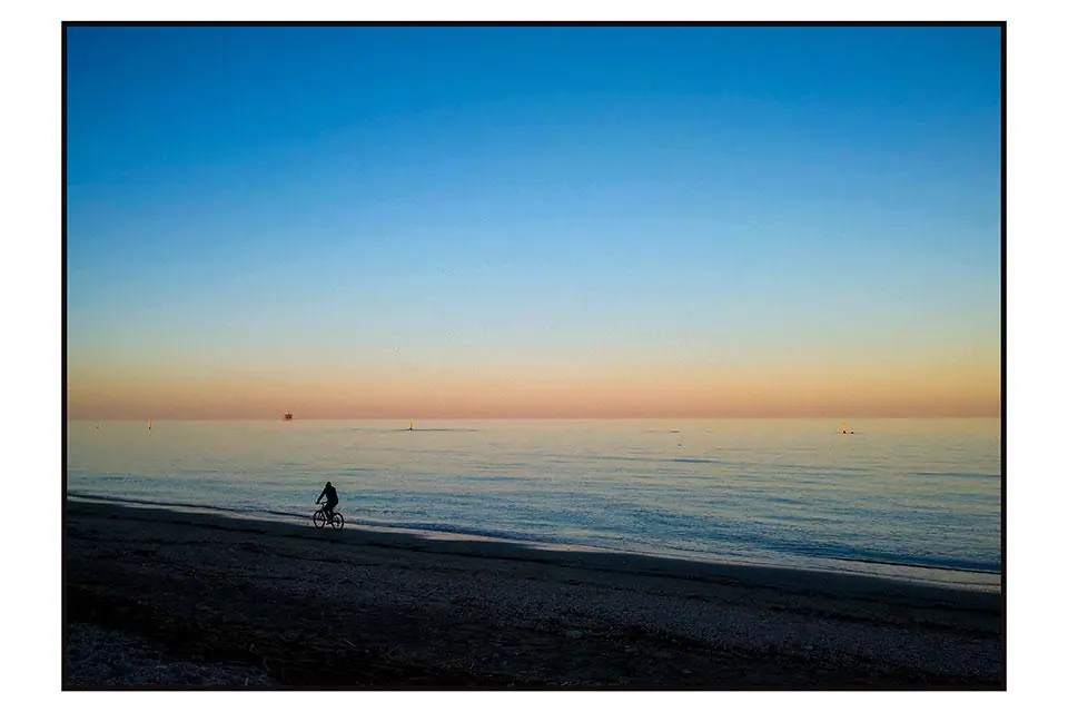In bicicletta lungo mare...