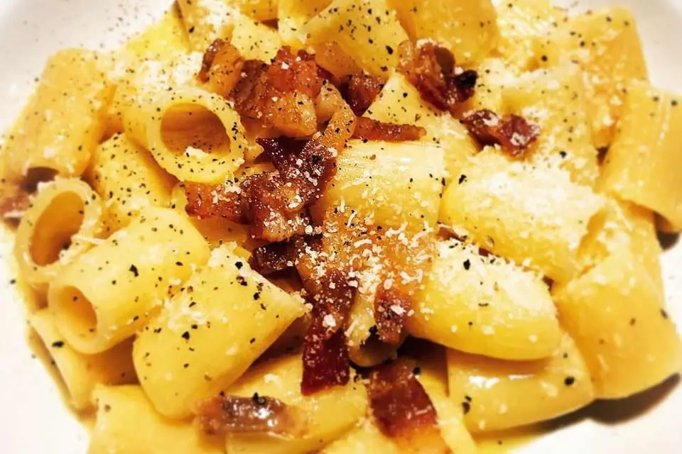 La ricetta delle mezzemaniche alla carbonara di Pio Muto