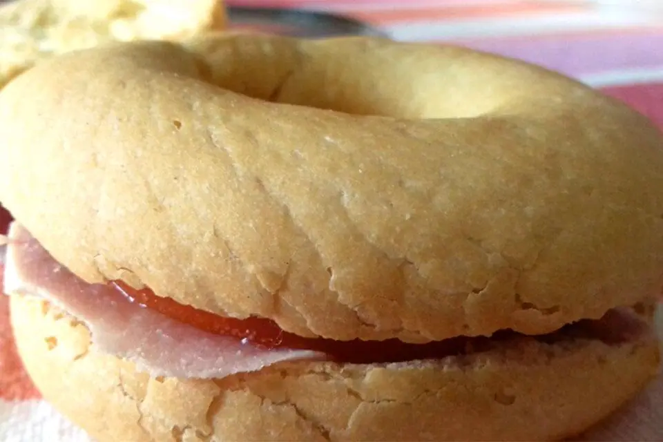 Due Rosselle, una fetta di pomodoro e una fetta di mortadella