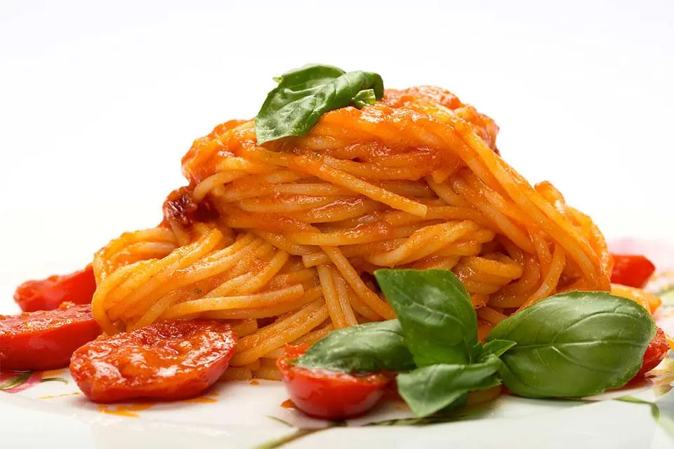 Spaghetti grandi con pomodorini del piennolo rosso, il cuoco Matteo Scibilia