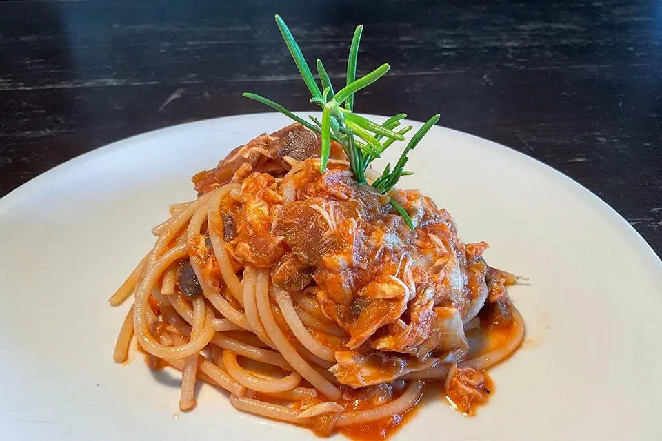 Ragù di spigola, melanzane e rosmarino