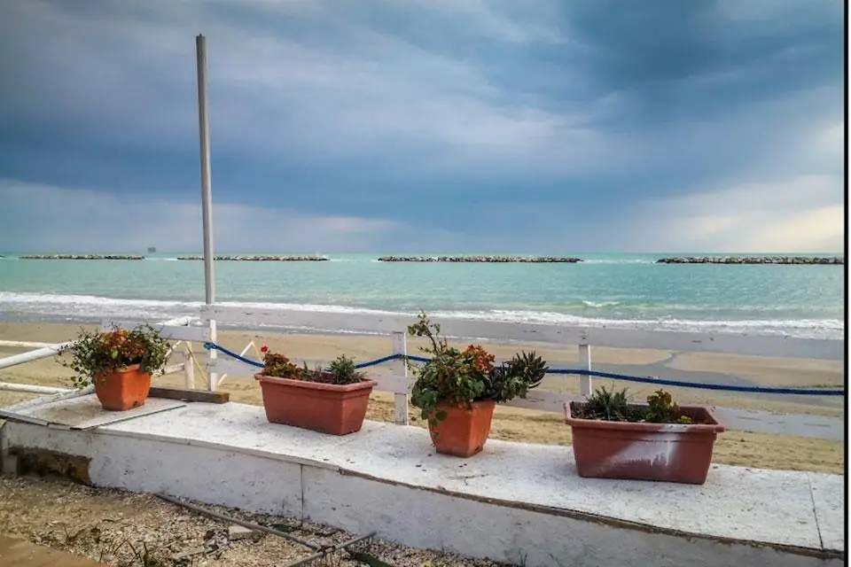Balconcino fiorito in riva al mare?