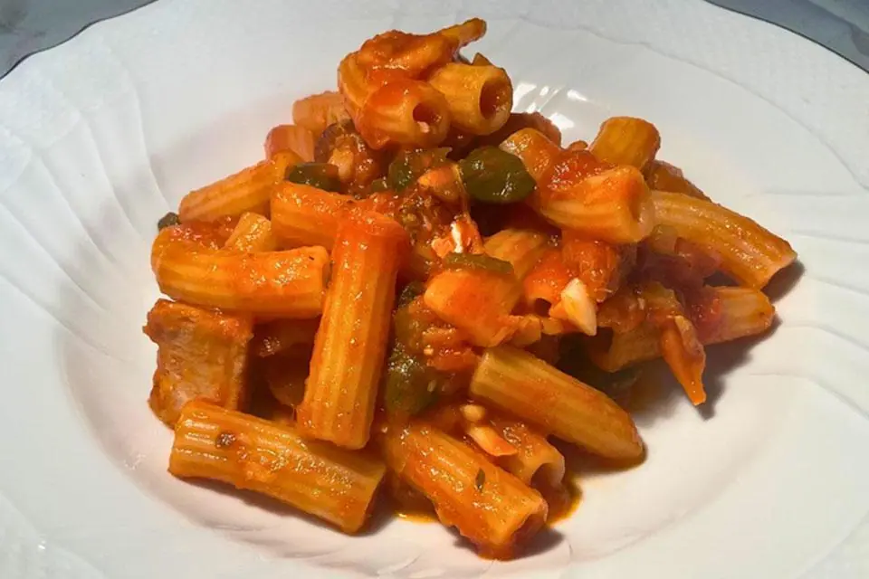 Maccheroni con ragù di baccalà e capperi
