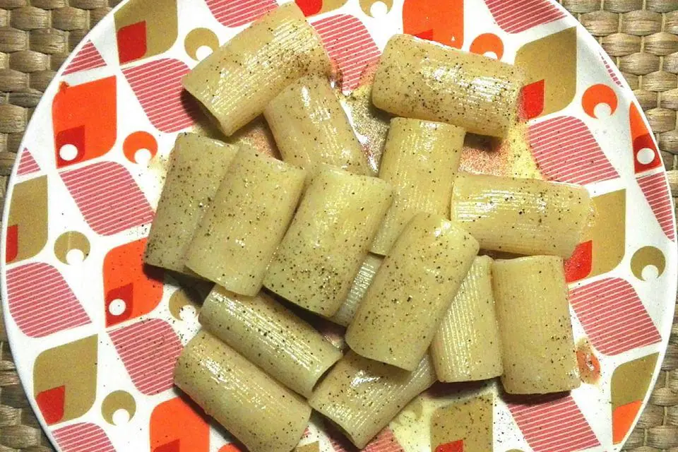 Per le ricette degli amici, Serena Peroni, oggi, ci prende a Schiaffoni cacio e pepe