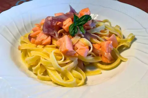Tagliatelle all'uovo dadini di salmone fresco e...