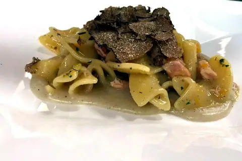 Trucioli in salsa di pane, ragù di coniglio e tartufo nero, Paolo Paciaroni, dal mondo