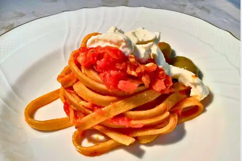 Concassé di pomodori freschi, olive verdi, burrata