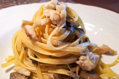 Tagliolini all'uovo carciofi e coda di rospo in potacchio
