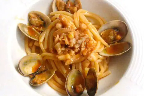 Gerardo e Gerandina, La Gatta Bologna: spaghetti grandi,  vongole veraci