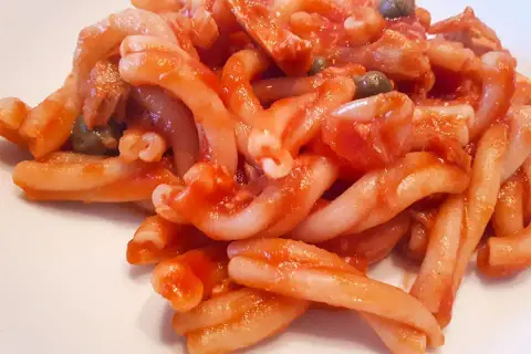 Un classico, tonno, capperi e pomodoro