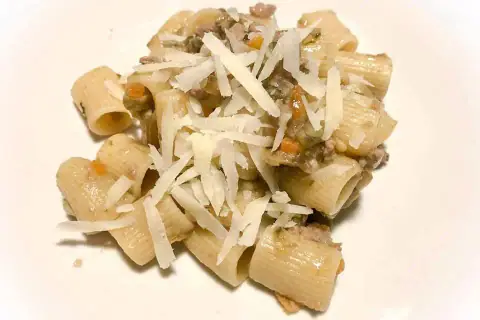 Il ragù di agnello in bianco per le nostre mezzemaniche di Pio Muto