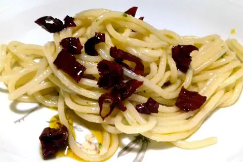 Da Casa Latini: Cappelli con peperoni cruschi al forno e acqua di zucchine
