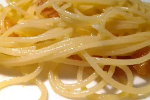 Spaghettini con la bottarga greca, avgotàraco, privilegi unici di Casa Latini
