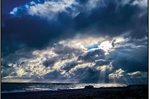 E' un alba inquietante...