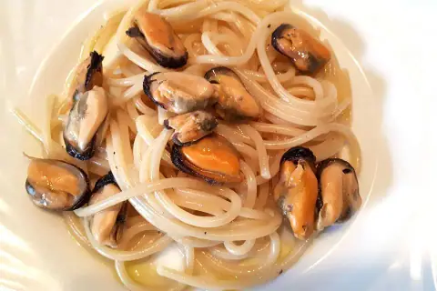 Gli spaghetti grandi con i Moscioli di Portonovo di Casa Latini