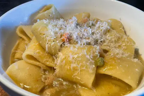 Mezzi Paccheri tiepidi con ortaggi e verdure di stagione