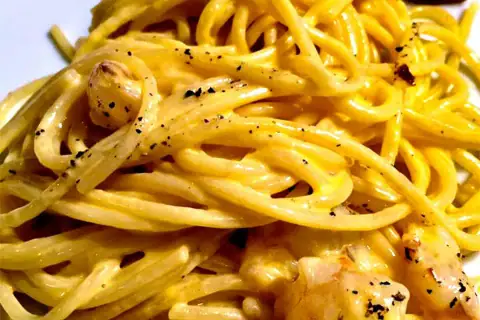 Francesco di Natale e la carbonara con gamberi e pancetta, Bologna