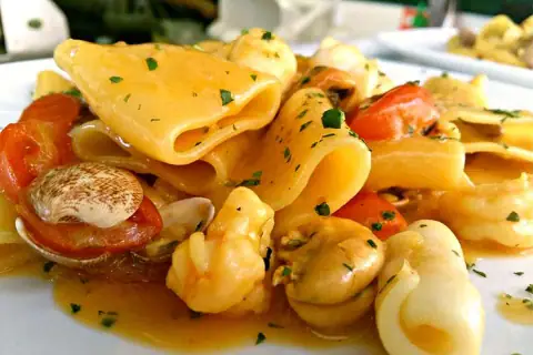 Mezzi Paccheri in riva di mare, Valentina Sampei lungomare di Pesaro