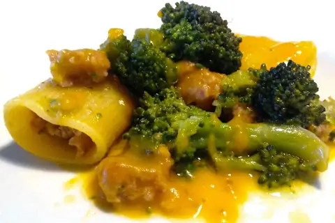Schiaffoni crema di patate con curcuma, broccoli e salsiccia
