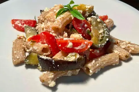 Maccheroni integrali ricotta, pomodorini e limonella