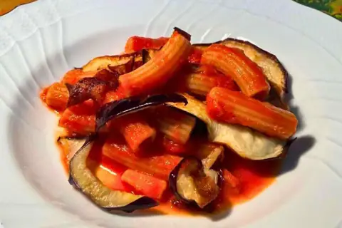 Maccheroni integrali ragù di pesce e melanzane fritte