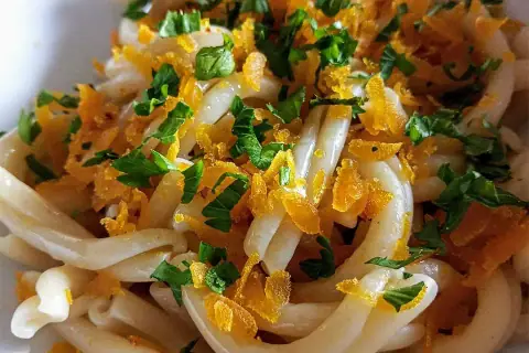Basta un po' di prezzemolo per profumare la bottarga