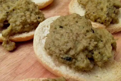 Bella la rossella con il caviale di melanzane