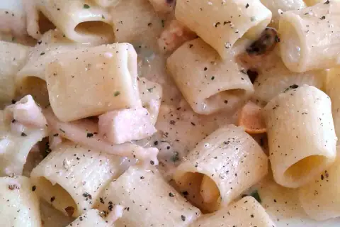 A Casa Latini mezzemaniche con ragù bianco di pesce