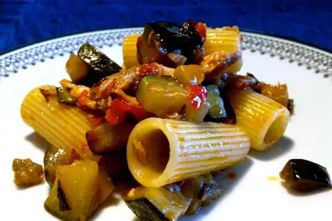 Dalle Ricette di Casa Latini rigatoni, ratatouille dell'orto e palamita