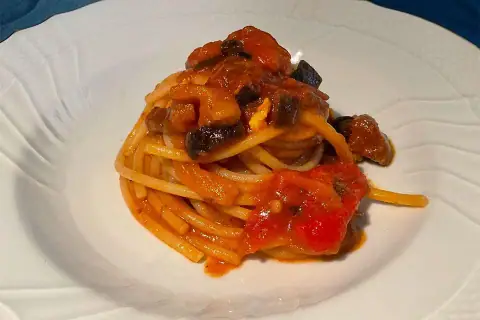 Grandi peperoni rossi e gialli, pomodoro e melanzane
